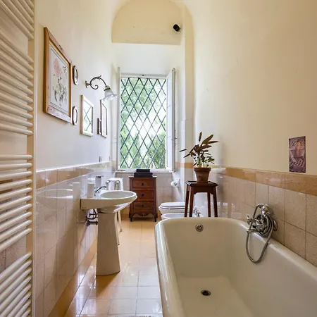 Exclusive Apartment-1844s Frescoes- Centuries Old Park- Peacocks- Mastrangelo 度假居