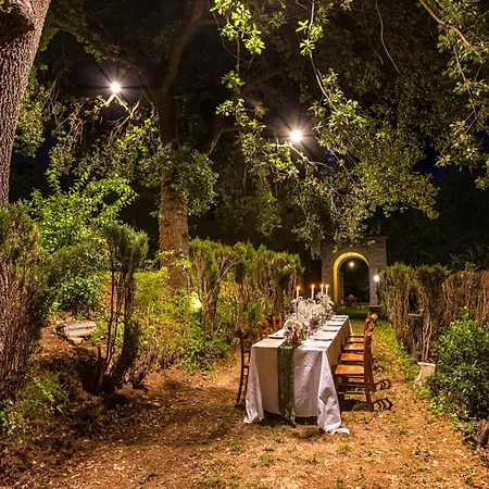 Ferienhaus Exclusive Apartment-1844s Frescoes- Centuries Old Park- Peacocks- Mastrangelo