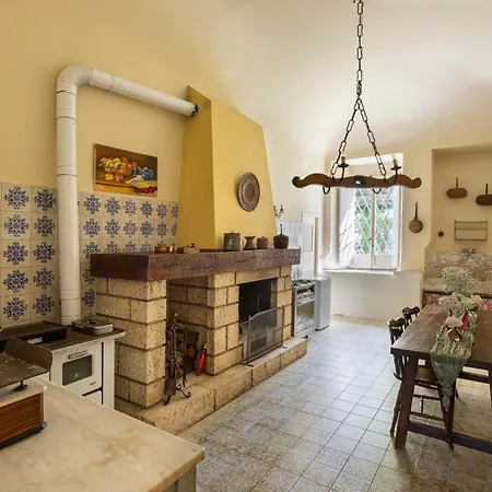 Exclusive Apartment-1844s Frescoes- Centuries Old Park- Peacocks- Mastrangelo 度假居 *