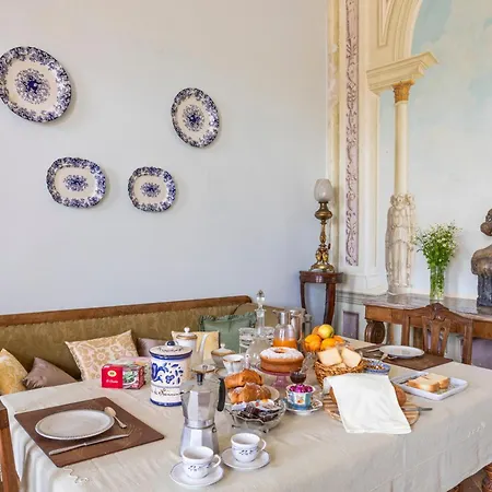 Exclusive Apartment-1844s Frescoes- Centuries Old Park- Peacocks- Mastrangelo 度假居